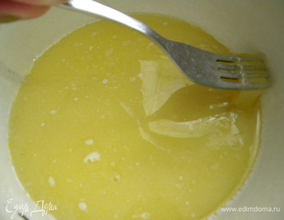 В дрожжи выливаем масло растопленное.