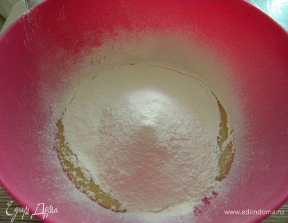 Постепенно вводим муку, сколько тесто возьмет.