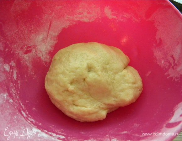 Вымешиваем хорошо, тесто отличное, к рукам не прилипает.