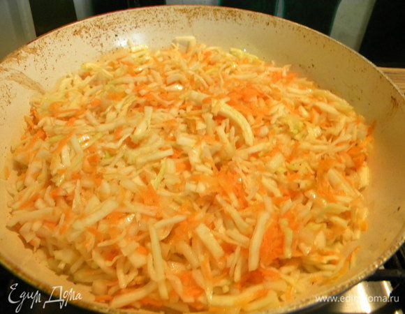 Ставим жарить капусту нашу с 20 гр. масла, если мало можно добавить оливковое масло, и жарим. В конце вливаем стакан воды и тушим, потом чеснок кладем.