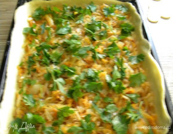 Сверху петрушку.