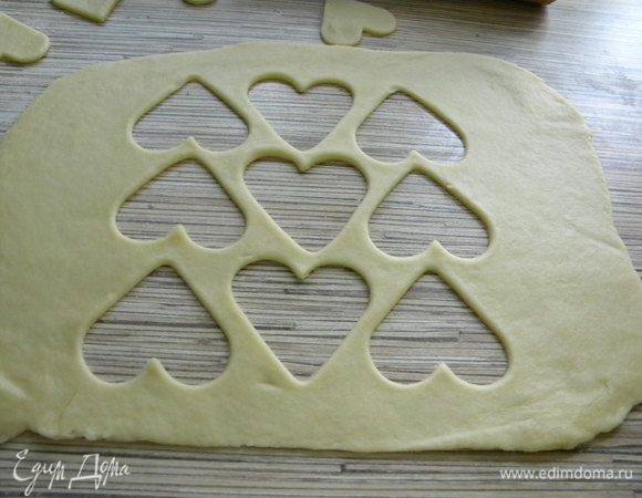 Второй кусок раскатываем, можно вырезать разные формы как я, а можно просто накрыть.