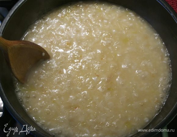 Заранее подготовить горячий бульон. Готовить ризотто, добавляя понемногу бульон... Посолить и поперчить по вкусу. На приготовление уйдет около 15-17 минут.