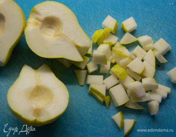 Тем временем груши вымыть, удалить сердцевину и, не снимая кожуры, нарезать небольшими кубиками.  