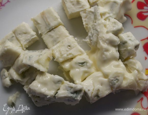 Сыр горгонзола тоже нарезать кубиками. 