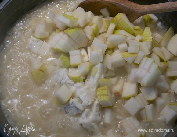 За 5 минут до окончания приготовления риса добавить нарезанные груши и сыр.