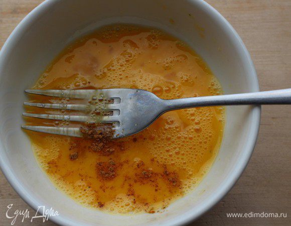 Яйца слегка перемешать, не взбивать, добавить щепотку мускатного ореха и немного соли.