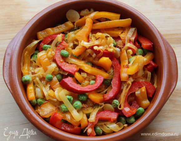 Выложить обжаренные овощи в форму для запекания (у меня порционные формы).