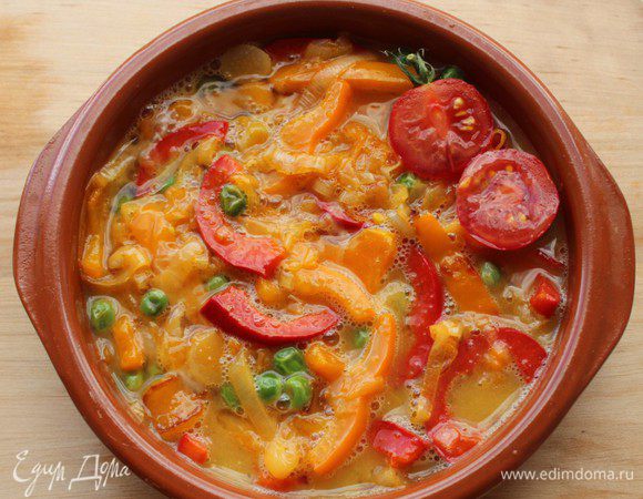 Залить яйцами и запечь в предварительно разогретой до 180 градусов духовке в течение 12–15 минут.