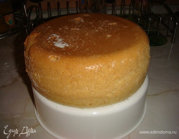 Желтки и белки отделяем. Желтки с сахаром взбить блендером добела, вмешать муку с разрыхлителем. Взбить с солью белки до устойчивых пиков и вмешать аккуратно в одном направлении .
Чашу мультиварки смазать маслом, посыпать мукой и выпекать 60 минут. Можно и в духовке.
Остудить и разрезать на 3 коржа.