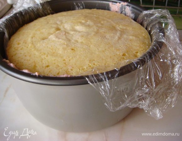 Сначала готовим сироп: воду с сахаром на огонь в сотейнике и довести до кипения, убавить и проварить минут 5 до легкого загустения. Огонь выключить и оставить для остывания.
Приготовление крема: желатин развести с водой холодной и через минут 30 поставить в микроволновку, перемешать он должен немного остыть.
Клубнику с сах.пудрой взбить блендером, добавить сметану 30 %, чем жирнее тем лучше, гуще, перемешать ложкой, растопить в микроволновке сл.масло и вмешать в крем до однородности, добавить желатин и снова перемешать (можно сл. масло и не добавлять).
Поставить крем в холодильник 30 минут достаточно. Крем зажелируется и с таким кремом мы работаем.
Собирала я в чаше. Постелить пищевую пленку для удобства.
В чашу налить остывший сироп на него первый корж, он сам пропитается, сверху половину крема, потом второй корж и крем, оставить 2-3 ст.л. крема для выравнивания. И третий корж. Поставить на несколько минут в холодильник минут на 15-20.