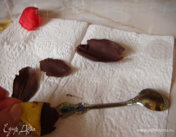 Для украшения нам понадобятся 2 цветка у меня тюльпаны простой и бархатный у него лепестков побольше, лепестки разобрать. Цветы помыть и пропитать аккуратно бумажным полотенцем.
Растопить шоколад, перемешать и каждый лепесток обмакнуть в шоколад,разложить на тарелке и в холодильник 15 мин. достаточно, как застынет аккуратно отделить лепестки от шоколада и все. Я лепестки использовала 2 раза.