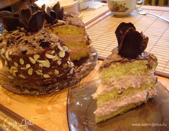 Угощайтесь на здоровье!
Торт легкий, нежный и воздушный.
До следующего дня не дождались мои, чай попили часа через 3-4. Поэтому в разрезе крем живой.
Торт получился высоким .
