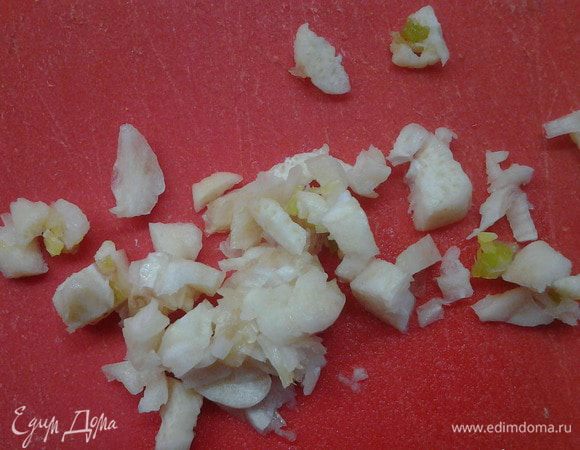 Чеснок измельчить.