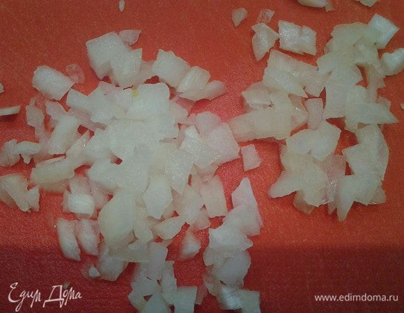 Лук мелко порезать и отправить к чесноку.