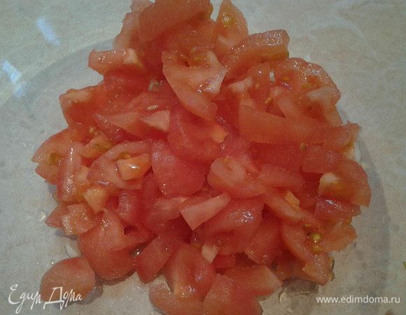 Помидоры надрезать крест-накрест. Ошпарить кипятком и снять кожицу. Измельчить помидоры и соединить с луком и чесноком.