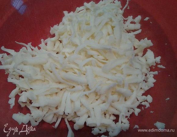 Сулугуни натереть на крупной терке.