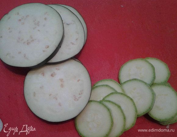 Баклажаны и кабачки порезать тоненькими кружочками.