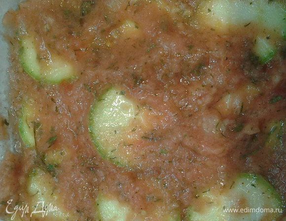 В форму для запекания выкладываем слой кабачков и поливаем соусом из помидоров.