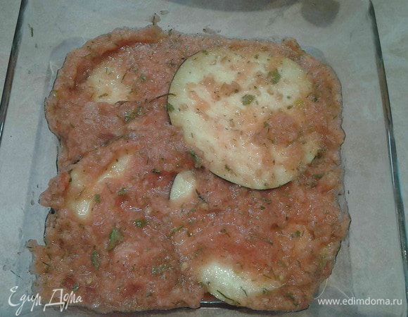 Далее выкладываем слой баклажанов и поливаем соусом из помидоров.