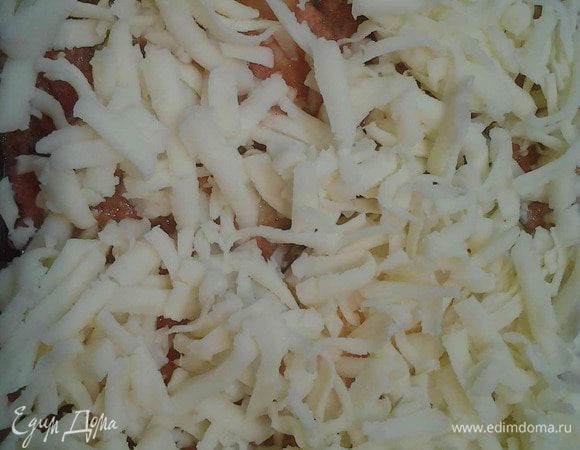 Посыпаем сулугуни.