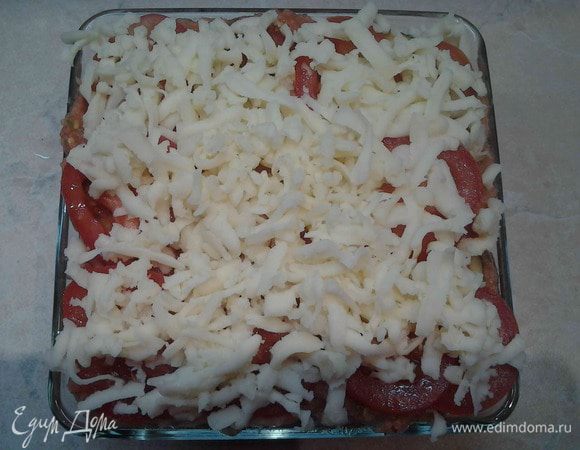 Так чередуем слои пока не заполнится вся форма. Верхний слой должен быть сырным. Но я в последнем слое перед сыром положила еще кружочки помидоров, а потом посыпала сулугуни. Поставить в духовку, которая разогрета до 200 градусов, на 30 минут.
Приятного аппетита.