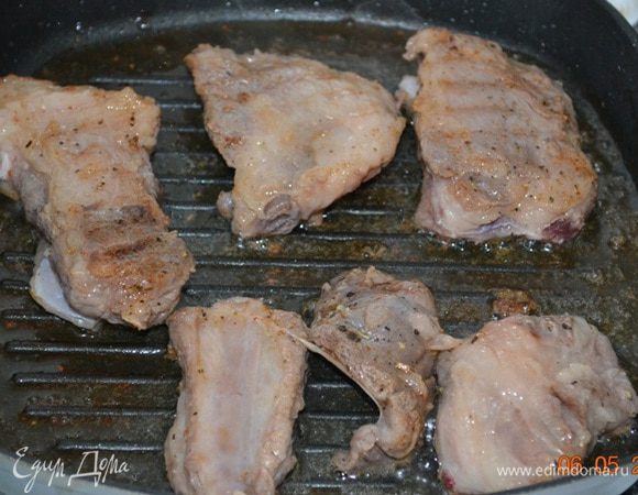 Ребра  помыть промокнуть бумажным полотенцем. Посолить, поперчить по вкусу. Можно добавить каких-нибудь пряностей, кто любит. И поджарить на сковородке с раскаленным подсолнечным маслом по 3 мин с каждой стороны.