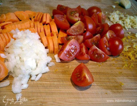 Теперь готовим соус. Мелко режем лук, морковь режем кольцами, помидоры — на четвертинки. Чеснок натираем на терке для цедры, подготавливаем цедру лимона и апельсина, также натираем кусочек имбиря (размером с грецкий орех). 