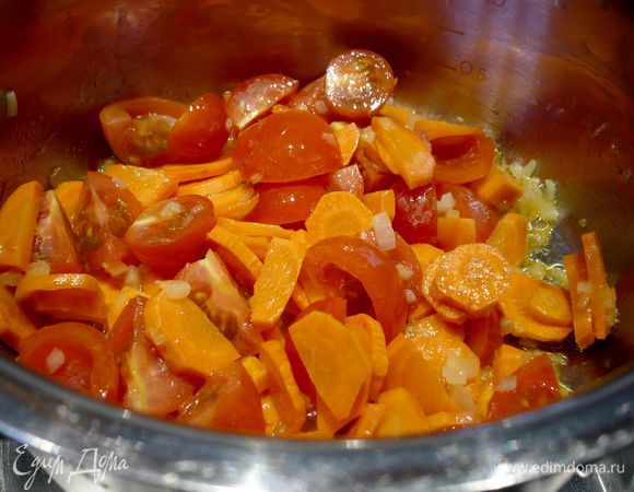 Растапливаем в сотейнике сливочное масло и припускаем в нем на среднем огне лук и морковь. Добавляем помидоры, перемешиваем и тушим вместе с луком и морковью.