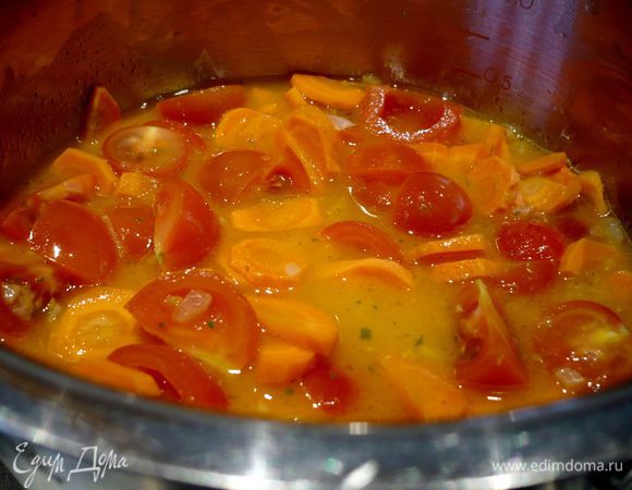 Заливаем горячий бульон и закрываем овощи крышкой, тушим на умеренном огне минут 15. Снимаем с огня, добавляем сметану, чеснок, цедру лимона и апельсина, кориандр, имбирь, солим по вкусу. Перемешиваем, накрываем крышкой.