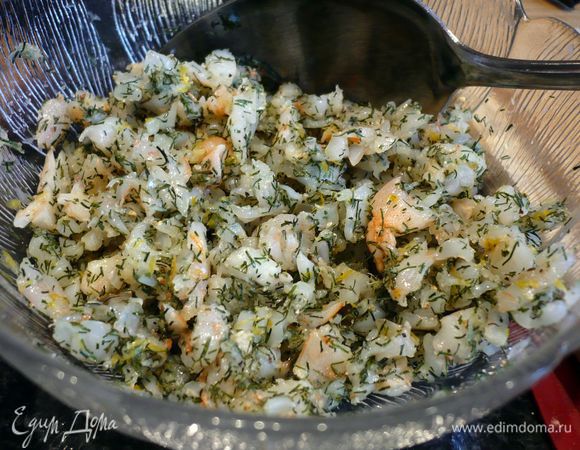 Для начинки рулетов из вытяжного теста мелко режем предварительно размороженные креветки, добавляем цедру лимона, укроп, сок лимона, натертый чеснок, солим и перчим по вкусу.