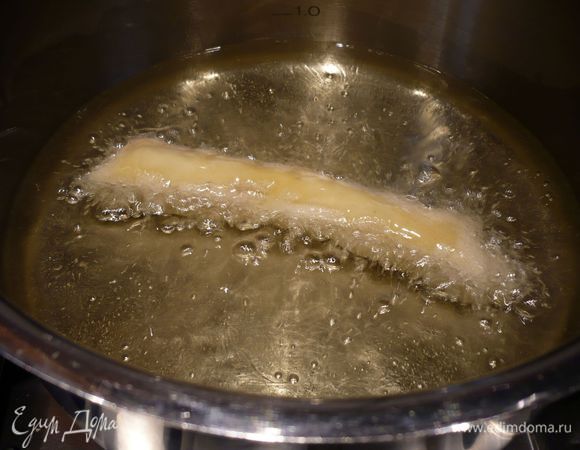 Для фритюра масло разогреваем в глубокой кастрюле до появления первых пузырьков. Выкладываем наши рулетики по одному аккуратно, чтоб не забрызгаться горячим маслом. Готовим в течение нескольких минут, пока корочка не станет золотистой. Выкладываем на бумажное полотенце.  Ставим блюдо с рулетиками в теплую духовку (примерно градусов 90).