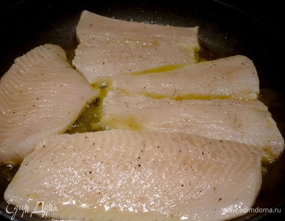 Тем временем палтус (филе) промываем, обсушиваем полотенцем, солим со всех сторон. Обжариваем в оливковом масле по паре минут с каждой стороны. Оставляем на сковороде «дойти» на пару минут. Тем временем готовим ароматное масло. 