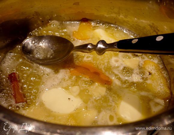 В сотейник выкладываем все указанные ингредиенты и даем маслу растопиться, перемешиваем, даем маслу минуту-другую набраться ароматов на маленьком огне и снимаем с огня.  Масло процеживаем. Рыбу извлекаем из сковороды, поливаем ароматным маслом. Ставим в теплую духовку. Соус разогреваем. Поджариваем в течение пары минут креветки на той же сковороде. 