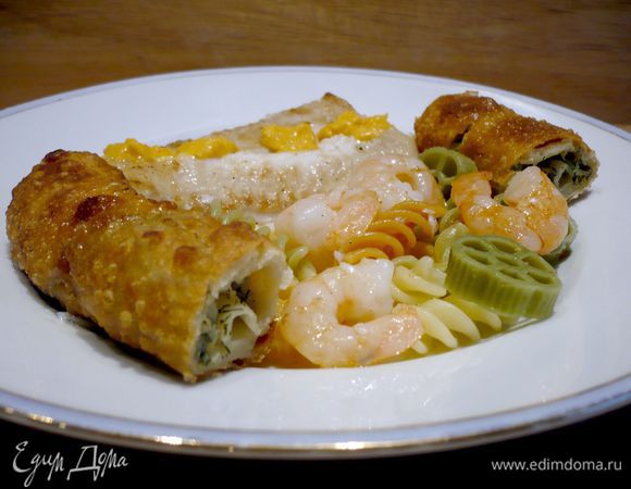 Для подачи выкладываем на блюдо креветки и рыбку, поливаем ее соусом и выкладываем рулетики с креветками. Угощайтесь и угощайте!