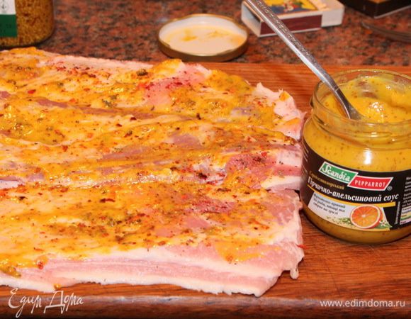 Мудрить особо не стала: развернула два подчеревка, т.е. надрезала вдоль не до конца по сальной прослойке и развернула кусок в такой нетолстый пласт. Сверху поперчила, добавила лепестков перца чили, натерла чеснок и смазала горчично-апельсиновым соусом.