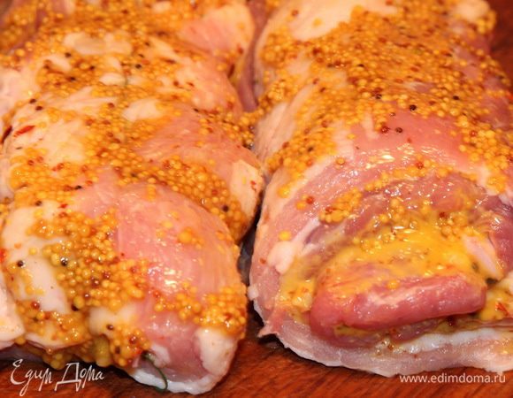 Свернула в плотный рулет, связала нитками и сверху покрыла еще горчичкой в зернышках и отправила в форму для запекания.