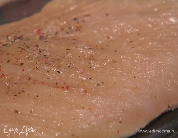 Куриное мясо посолить, поперчить и отбить с двух сторон.