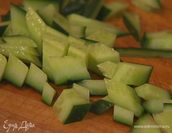 Огурец нарезать маленькими кусочками.