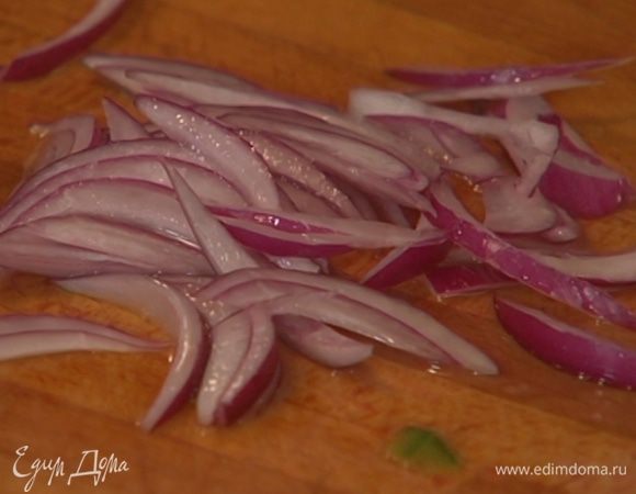 Лук почистить, нарезать тонкой соломкой и сбрызнуть лимонным соком.