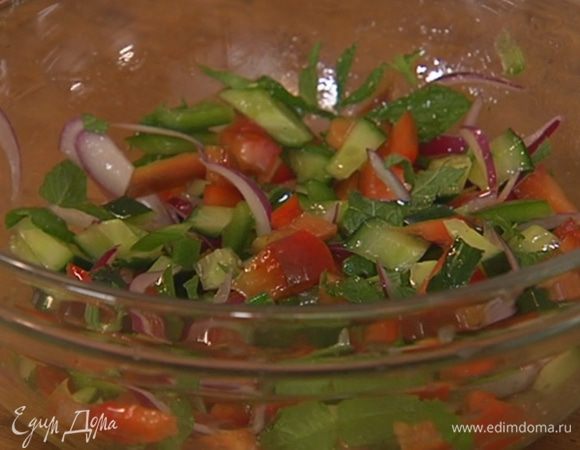 Нарезанные овощи выложить в салатницу, сбрызнуть оливковым маслом Extra Virgin, посолить, поперчить, посыпать мятой и перемешать.