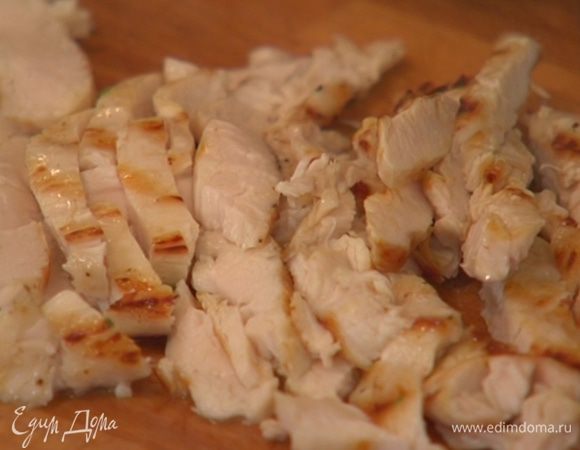Обжаренную куриную грудку нарезать тонкими полосками, добавить в салат и все еще раз перемешать.