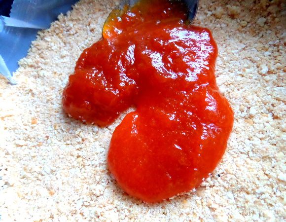 Затем взять перетёртую облепиху в сиропе или любой джем.