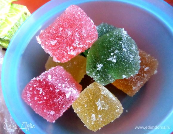 Берём цветной мармелад.