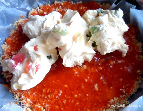 Размазываем начинку по коржу.