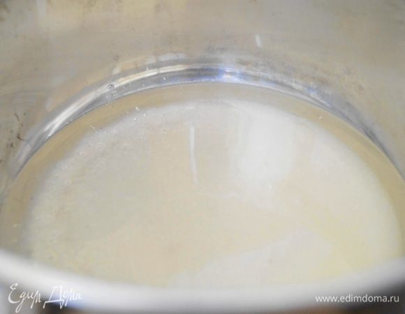 Для сиропа: в толстодонную кастрюлю налить воду и высыпать сахар, поставить на огонь, мешать до растворения сахара.