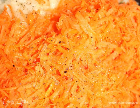 Лук почистите и мелко нарежьте. Морковь натрите на крупной терке. В сковороде разогрейте растительное масло. Опустите в сковороду овощи. 