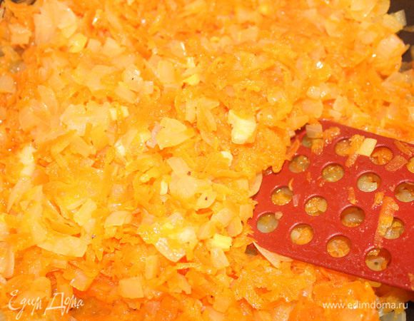 Посолите, поперчите. Тушите до готовности. Важно: овощи не должны поджариться. 