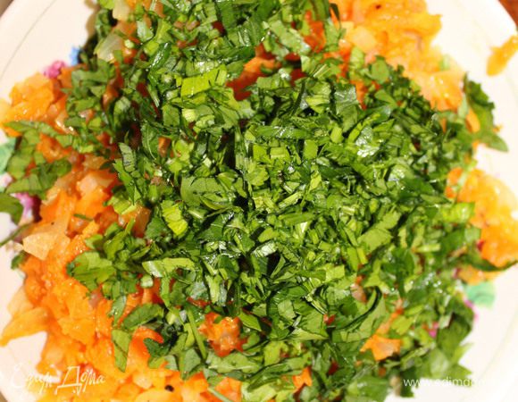 Когда овощи протушились, выложите их в глубокую миску и остудите. Петрушку мелко порубите, добавьте к моркови с луком и перемешайте.