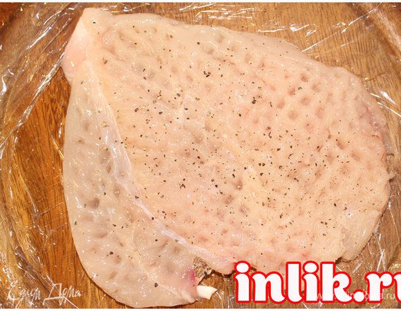 Куриное филе разложите на доске и отбейте только со стороны среза. Добавьте соль и перец по вкусу.